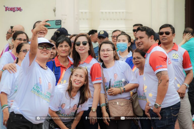 𝗧𝗜𝗡𝗚𝗡𝗔𝗡: Nagsama-sama ang mga kumakandidato sa nalalapit na halalan sa isinagawang Unity Walk at Peace Covenant Signing kaninang umaga, Pebrero 24, 2025, sa Pastrana Park, Kalibo, Aklan